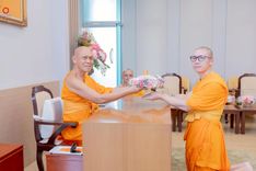 ภาพ No.246328:วันที่ 8 กันยายน พ.ศ. 2568 พระครูปลัดรัตนวีรวัฒน์ (รังสฤษดิ์ อิทฺธิจินฺตโก) เจ้าอาวาสวัดพระธรรมกาย เป็นประธานมอบพระบรมสารีริกธาตุ แก่ศูนย์ส่งเสริมศีลธรรมภายในประเทศ และวัดสาขาต่างประเทศ จำนวน 8 แห่ง