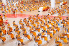 ภาพ No.208883:พระบาทสมเด็จพระเจ้าอยู่หัวทรงพระกรุณาโปรดเกล้าฯ พระราชทานภัตตาหารพระราชทาน แด่พระภิกษุ สามเณร ในการสอบบาลีสนามหลวง ณ วัดพระธรรมกาย วันที่ 22 กุมภาพันธ์ พ.ศ. 2568 ณ วัดพระธรรมกาย อำเภอคลองหลวง จังหวัดปทุมธานี