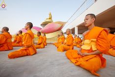 ภาพ No.201363:พระธรรมยาตราปฏิบัติธรรม และถ่ายภาพหมู่ประวัติศาสตร์ ณ อาคารธรรมยาตรา กตัญญูบูชามหาปูชนียาจารย์  ตรงข้ามวัดปากน้ำภาษีเจริญ จ.กรุงเทพมหานคร ในโครงการธรรมยาตรา กตัญญูบูชา มหาปูชนียาจารย์ พระมงคลเทพมุนี(สด จนฺทสโร) พระผู้ปราบมาร อนุสรณ์สถาน 7 แห่ง ปีที่ 13