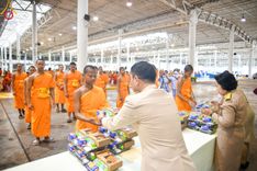 ภาพ No.209023:พระบาทสมเด็จพระเจ้าอยู่หัว ทรงมีพระราชศรัทธาทรงพระกรุณาโปรดเกล้าฯ ให้บำเพ็ญพระราชกุศลถวายภัตตาหารพระราชทาน การสอบบาลีสนามหลวง ณ วัดพระธรรมกาย ย อ.คลองหลวง จ.ปทุมธานี วันที่ 23-24 กุมภาพันธ์ พ.ศ. 2568