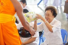ภาพ No.158999:พิธีตักบาตร ในวันอาทิตย์ต้นเดือน วันที่ 6 ตุลาคม พ.ศ. 2567 ณ สภาธรรมกายสากล วัดพระธรรมกาย