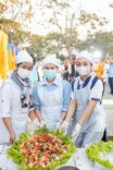 ภาพ No.190471:สาธุชนถวายภัตตาหารเป็นสังฆทาน แด่พระธรรมยาตรา ณ อนุสรณ์สถานมหาวิหารพระมงคลเทพมุนี (โลตัสแลนด์) อ.สองพี่น้อง จ.สุพรรณบุรี ในโครงการธรรมยาตรา กตัญญูบูชา มหาปูชนียาจารย์ พระมงคลเทพมุนี(สด จนฺทสโร) พระผู้ปราบมาร แห่ง ปีที่ 13 วันที่ 7 มกราคม พ.ศ.2568