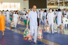 ภาพ No.240560:วันพุธที่ 27 สิงหาคม พ.ศ. 2568 พิธีตักบาตร ในวันธรรมชัย ณ วัดพระธรรมกาย จ.ปทุมธานี