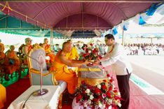 ภาพ No.255424:วันที่ 13 ตุลาคม พ.ศ. 2568 พิธีบรรจุพระบรมสารีริกธาตุ ผูกผ้า 7 สี เพื่อความเป็นสิริมงคล  และ ยกช่อฟ้า ประดิษฐานบนหลังคาอุโบสถวัดทุ่งเจริญธรรม ถวายบูชาธรรม 81 ปี หลวงพ่อธัมมชโย โดยคณะศิษยานุศิษย์ ณ วัดทุ่งเจริญธรรม อ.อมก๋อย จ.เชียงใหม่