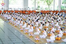ภาพ No.198015:พิธีถวายภัตตาหารแด่พระภิกษุ สามเณร  บูชาธรรมคุณยายอาจารย์มหารัตนอุบาสิกาจันทร์ ขนนกยูง เนื่องในวาระวันคล้ายวันเกิดครบ 116 ปี วันอาทิตย์ที่ 19 มกราคม พ.ศ. 2568 ณ หอฉันคุณยายอาจารย์ฯ วัดพระธรรมกาย