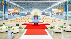 ภาพ No.215254:วันอาทิตย์ต้นเดือนที่ 6 เมษายน พ.ศ. 2568 พิธีบูชาข้าวพระ สภาธรรมกายสากล วัดพระธรรมกาย