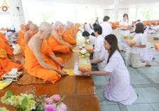 ภาพ No.162188:พิธีถวายภัตตาหารเมนูสวรรค์ เนื่องในวันออกพรรษา (ขึ้น 15 ค่ำ เดือน 11) วันพฤหัสบดีที่ 17 ตุลาคม พ.ศ. 2567 ณ หอฉันคุณยายอาจารย์ฯ วัดพระธรรมกาย