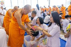 ภาพ No.158988:พิธีตักบาตร ในวันอาทิตย์ต้นเดือน วันที่ 6 ตุลาคม พ.ศ. 2567 ณ สภาธรรมกายสากล วัดพระธรรมกาย