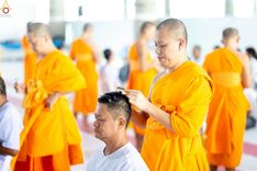ภาพ No.248645:วันที่ 28 กันยายน พ.ศ. 2568 พิธีตัดปอยผม และปลงผม โครงการอุปสมบทบูชาธรรม 141 ปี พระมงคลเทพมุนี ณ วิหารคด วัดพระธรรมกาย