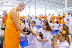 ภาพ No.243517:วันที่ 7 กันยายน พ.ศ. 2568 พิธีตักบาตร ข้าวสารอาหารแห้ง ในวันครูผู้ค้นพบวิชชาธรรมกาย ณ บ้านแก้วเรือนทองคุณยายฯ สภาธรรมกายสากล วัดพระธรรมกาย