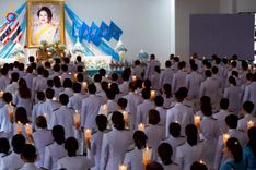 ภาพ No.237769:พิธีถวายเครื่องราชสักการะและวางพานพุ่ม และพิธีจุดเทียนถวายพระพรชัยมงคล เนื่องในโอกาสวันเฉลิมพระชนมพรรษา สมเด็จพระนางเจ้าสิริกิติ์ พระบรมราชินีนาถ พระบรมราชชนนีพันปีหลวง วันอังคารที่ 12 สิงหาคม พ.ศ. 2568  ณ อาคารปลูกศรัทธา 2 วัดพระธรรมกาย