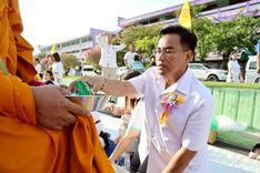 ภาพ No.235255:วันอาทิตย์ที่ 27 กรกฎาคม พ.ศ. 2568 พิธีตักบาตรพระ1,000 รูป ทำบุญเมืองพัทลุง ประธานสงฆ์ พระปริยัติวชิโรดม  เจ้าคณะจังหวัดพัทลุง ประธานฆราวาส นายรัฐศาสตร์ ชิดชู  ผู้ว่าราชการจังหวัดพัทลุง