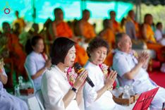 ภาพ No.255438:วันที่ 13 ตุลาคม พ.ศ. 2568 พิธีบรรจุพระบรมสารีริกธาตุ ผูกผ้า 7 สี เพื่อความเป็นสิริมงคล  และ ยกช่อฟ้า ประดิษฐานบนหลังคาอุโบสถวัดทุ่งเจริญธรรม ถวายบูชาธรรม 81 ปี หลวงพ่อธัมมชโย โดยคณะศิษยานุศิษย์ ณ วัดทุ่งเจริญธรรม อ.อมก๋อย จ.เชียงใหม่