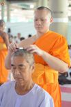 ภาพ No.248636:วันที่ 28 กันยายน พ.ศ. 2568 พิธีตัดปอยผม และปลงผม โครงการอุปสมบทบูชาธรรม 141 ปี พระมงคลเทพมุนี ณ วิหารคด วัดพระธรรมกาย