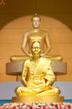 ภาพ No.251215:วันที่ 10 ตุลาคม พ.ศ. 2568 พิธีปฏิบัติธรรม ในวันคล้ายวันเกิด 141 ปี พระมงคลเทพมุนี (สด จนฺทสโร) พระผู้ปราบมาร ณ สภาธรรมกายสากล วัดพระธรรมกาย
