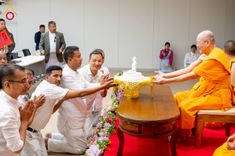 ภาพ No.222675:วันที่ 23 เมษายน พ.ศ. 2568 หลวงพ่อทัตตชีโวต้อนรับคณะสงฆ์เนปาล ณ อาคาร 100 ปี คุณยายมหารัตนอุบาสิกาจันทร์ ขนนกยูง วัดพระธรรมกาย