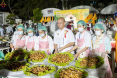 ภาพ No.188873:พิธีถวายภัตตาหารเป็นสังฆทาน แด่พระธรรมยาตรา ในโครงการธรรมยาตรา กตัญญูบูชา มหาปูชนียาจารย์ พระมงคลเทพมุนี(สด จนฺทสโร) พระผู้ปราบมาร ปีที่ 13 ณ อนุสรณ์สถานมหาวิหารพระมงคลเทพมุนี (โลตัสแลนด์) อ.สองพี่น้อง จ.สุพรรณบุรี วันที่ 4 มกราคม พ.ศ.2568
