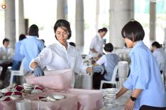 ภาพ No.239944:วันที่ 20-23 สิงหาคม พ.ศ. 2568 การเตรียมงานวันธรรมชัย ใส่ถ่านประทีป LED ที่วิหารคด 7 และ 25 วัดพระธรรมกาย