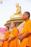 ภาพ No.201335:พระธรรมยาตราปฏิบัติธรรม และถ่ายภาพหมู่ประวัติศาสตร์ ณ อาคารธรรมยาตรา กตัญญูบูชามหาปูชนียาจารย์  ตรงข้ามวัดปากน้ำภาษีเจริญ จ.กรุงเทพมหานคร ในโครงการธรรมยาตรา กตัญญูบูชา มหาปูชนียาจารย์ พระมงคลเทพมุนี(สด จนฺทสโร) พระผู้ปราบมาร อนุสรณ์สถาน 7 แห่ง ปีที่ 13