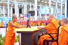 ภาพ No.237517:วันอาทิตย์ที่ 10 สิงหาคม พ.ศ.2568 พิธีมอบใบประกาศเกียรติคุณ โครงการสอบบาลี "ฉลองแชมป์" บูชาธรรม 80 ปี หลวงพ่อธัมมชโย ประจำปี 2568 และ พิธีมอบดวงแก้วสามเณรทรงบาลีไวยากรณ์ ณ สภาธรรมกายสากล วัดพระธรรมกาย ปทุมธานี