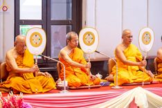 ภาพ No.214848:พิธีต้อนรับสัญญาบัตร พัดยศ พระราชวิเทศวชิรเวที (บัณฑิต วรปญฺโญ) เจ้าอาวาสวัดพระธรรมกายสกอตแลนด์ สหราชอาณาจักร ผู้ช่วยเจ้าอาวาสวัดพระธรรมกาย ณ อุโบสถพระไตรปิฏก วัดพระธรรมกาย