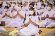 ภาพ No.89538:พิธีตักบาตร ข้าวสารอาหารแห้ง พิธีบูชาข้าวพระ และพิธีจุดเทียนใจ ไฟนิรันดร์  อนันตชัย ณ สภาธรรมกายสากล วัดพระธรรมกาย วันอาทิตย์ที่ 1 ตุลาคม พ.ศ. 2566