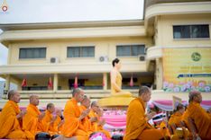 ภาพ No.241906:วันอาทิตย์ที่ 31 สิงหาคม พ.ศ. 2568 พิธีทำบุญแด่คณะสงฆ์ 122 รูป ฉลอง 121 ปี อำเภอคลองหลวง จ.ปทุมธานี เพื่อนำส่งช่วยเหลือคณะสงฆ์ 323 วัด 4 จังหวัดชายแดนภาคใต้ และช่วยเหลือประชาชนจากเหตุปะทะ แนวชายแดนไทย-กัมพูชา ณ บริเวณหน้าที่ว่าการอำเภอคลองหลวง จังหวัดปทุ