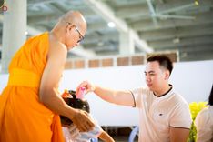 ภาพ No.246629:วันที่ 14 กันยายน พ.ศ. 2568 พิธีตักบาตรฉลองพระใหม่ ในโครงการอุปสมบทหมู่บูชาธรรม ครบรอบ108ปี วันครูผู้ค้นพบวิชชาธรรมกาย ณ วิหารคด วัดพระธรรมกาย