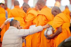 ภาพ No.210209:วันพฤหัสบดีที่ 6 มีนาคม พ.ศ. 2568 ตักบาตรฉลองสามเณรใหม่ โครงการบรรพชาสามเณรท้องถิ่นชาวเนปาล 500 รูป ณ ลุมพินี ประเทศเนปาล