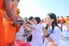 ภาพ No.180460:พิธีตักบาตรพระ ๑,๐๐๐ รูป ฉลองเมืองลำปาง ๑,๓๔๔ ปี วันเสาร์ที่ ๗ ธันวาคม พ.ศ. ๒๕๖๗ ณ ลานพระบรมราชานุสาวรีย์ พระนเรศวรมหาราช อ.เกาะคา จ.ลำปาง