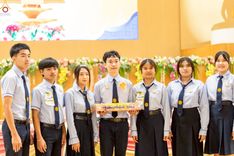 ภาพ No.246110:วันเสาร์ที่ 13 กันยายน พ.ศ. 2568 พิธีมอบผ้าไตรประธานกฐินสัมฤทธิ์เด็กดี V-Star ณ สภาธรรมกายสากล วัดพระธรรมกาย