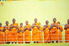 ภาพ No.201303:พระธรรมยาตราปฏิบัติธรรม และถ่ายภาพหมู่ประวัติศาสตร์ ณ อาคารธรรมยาตรา กตัญญูบูชามหาปูชนียาจารย์  ตรงข้ามวัดปากน้ำภาษีเจริญ จ.กรุงเทพมหานคร ในโครงการธรรมยาตรา กตัญญูบูชา มหาปูชนียาจารย์ พระมงคลเทพมุนี(สด จนฺทสโร) พระผู้ปราบมาร อนุสรณ์สถาน 7 แห่ง ปีที่ 13