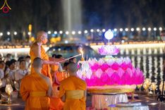 ภาพ No.97156:พิธีลอยกระทงธรรม ณ สระเศรษฐีทะเลบุญ มหาวิหารพระมงคลเทพมุนี (สด จนฺทสโร) และพิธีสวดธรรมจักร ครบ 5,899,999,999 จบ เนื่องในวันลอยกระทง วันพระขึ้น 15 ค่ำ เดือน 12 ณ วัดพระธรรมกาย จ.ปทุมธานี วันที่ 27 พฤศจิกายน พ.ศ. 2566