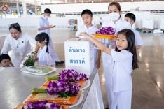 ภาพ No.159038:พิธีตักบาตร ในวันอาทิตย์ต้นเดือน วันที่ 6 ตุลาคม พ.ศ. 2567 ณ สภาธรรมกายสากล วัดพระธรรมกาย