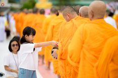 ภาพ No.242036:วันอาทิตย์ที่ 31 สิงหาคม พ.ศ. 2568 พิธีทำบุญแด่คณะสงฆ์ 122 รูป ฉลอง 121 ปี อำเภอคลองหลวง จ.ปทุมธานี เพื่อนำส่งช่วยเหลือคณะสงฆ์ 323 วัด 4 จังหวัดชายแดนภาคใต้ และช่วยเหลือประชาชนจากเหตุปะทะ แนวชายแดนไทย-กัมพูชา ณ บริเวณหน้าที่ว่าการอำเภอคลองหลวง จังหวัดปทุ