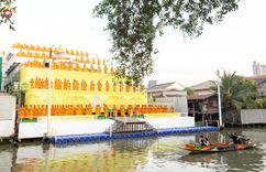 ภาพ No.201317:พระธรรมยาตราปฏิบัติธรรม และถ่ายภาพหมู่ประวัติศาสตร์ ณ อาคารธรรมยาตรา กตัญญูบูชามหาปูชนียาจารย์  ตรงข้ามวัดปากน้ำภาษีเจริญ จ.กรุงเทพมหานคร ในโครงการธรรมยาตรา กตัญญูบูชา มหาปูชนียาจารย์ พระมงคลเทพมุนี(สด จนฺทสโร) พระผู้ปราบมาร อนุสรณ์สถาน 7 แห่ง ปีที่ 13