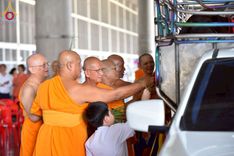 ภาพ No.238113:วันอังคารที่ 12 สิงหาคม พ.ศ. 2568 กิจกรรมวันแม่แห่งชาติ พิธีเปิดห้องปฎิบัติธรรม "กลางใส ใจสว่าง" (World Inner Peace Meditation Room) พิธีลูกกราบคุณแม่-คุณพ่อ พิธีทอดผ้าป่ากองทุนเลี้ยงพระ&กฐิน 30,000 วัด(บูชาธรรมหลวงพ่อ) พิธีไถ่โคท้อง 2 ตัว  ณ วิหารคด 2 ว