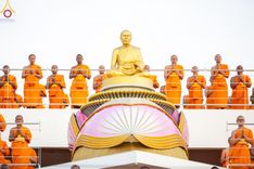 ภาพ No.201297:พระธรรมยาตราปฏิบัติธรรม และถ่ายภาพหมู่ประวัติศาสตร์ ณ อาคารธรรมยาตรา กตัญญูบูชามหาปูชนียาจารย์  ตรงข้ามวัดปากน้ำภาษีเจริญ จ.กรุงเทพมหานคร ในโครงการธรรมยาตรา กตัญญูบูชา มหาปูชนียาจารย์ พระมงคลเทพมุนี(สด จนฺทสโร) พระผู้ปราบมาร อนุสรณ์สถาน 7 แห่ง ปีที่ 13