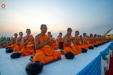 ภาพ No.201023:พิธีตักบาตรพระธรรมยาตรา ณ อนุสรณ์สถานลำดับที่ 5 สถานที่เผยแผ่วิชชาธรรมกายครั้งแรก อนุสรณ์สถานบางปลา วัดบางปลา อำเภอบางเลน จังหวัดนครปฐม ในโครงการธรรมยาตรา กตัญญูบูชา มหาปูชนียาจารย์ พระมงคลเทพมุนี(สด จนฺทสโร) พระผู้ปราบมาร อนุสรณ์สถาน 7 แห่ง ปีที่ 13