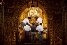 ภาพ No.220393:วันที่ 17 เมษายน พ.ศ. 2568 ผู้แทนวัดพระธรรมกาย ลงพื้นที่เยียวยา ซับน้ำตาเหยื่อแผ่นดินไหวมัณฑะเลย์