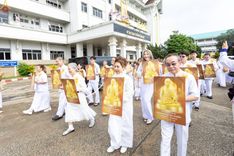 ภาพ No.239202:วันอาทิตย์ที่ 17 สิงหาคม พ.ศ. 2568 พิธีอัญเชิญรูปเหมือนพระมงคลเทพมุนี (สด จันทสโร) ณ ศาลากลางจังหวัดเลย ถึงลานพญานาค สวนสาธารณะกุดป่อง อ.เมือง จ.เลย