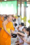ภาพ No.246636:วันที่ 14 กันยายน พ.ศ. 2568 พิธีตักบาตรฉลองพระใหม่ ในโครงการอุปสมบทหมู่บูชาธรรม ครบรอบ108ปี วันครูผู้ค้นพบวิชชาธรรมกาย ณ วิหารคด วัดพระธรรมกาย