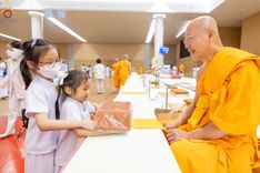 ภาพ No.145415:พิธีถวายผ้าอาบน้ำฝนและประทีปโคมไฟ ณ สภาธรรมกายสากล วัดพระธรรมกาย วันเสาร์ที่ 20 กรกฎาคม พ.ศ. 2567