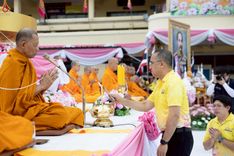 ภาพ No.241914:วันอาทิตย์ที่ 31 สิงหาคม พ.ศ. 2568 พิธีทำบุญแด่คณะสงฆ์ 122 รูป ฉลอง 121 ปี อำเภอคลองหลวง จ.ปทุมธานี เพื่อนำส่งช่วยเหลือคณะสงฆ์ 323 วัด 4 จังหวัดชายแดนภาคใต้ และช่วยเหลือประชาชนจากเหตุปะทะ แนวชายแดนไทย-กัมพูชา ณ บริเวณหน้าที่ว่าการอำเภอคลองหลวง จังหวัดปทุ